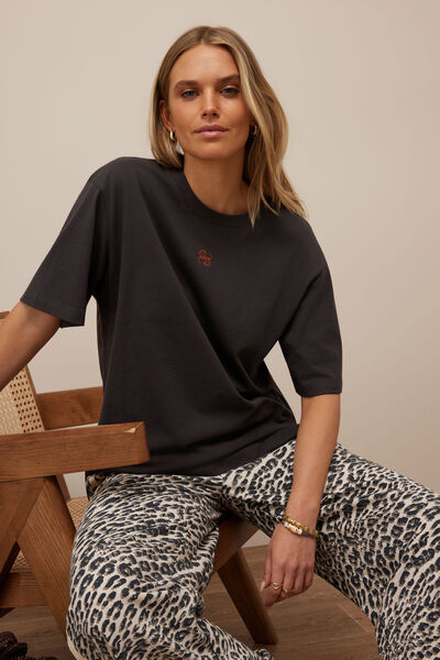 Lola Longline Step Hem Tee, PHANTOM/GINGER CL EMB