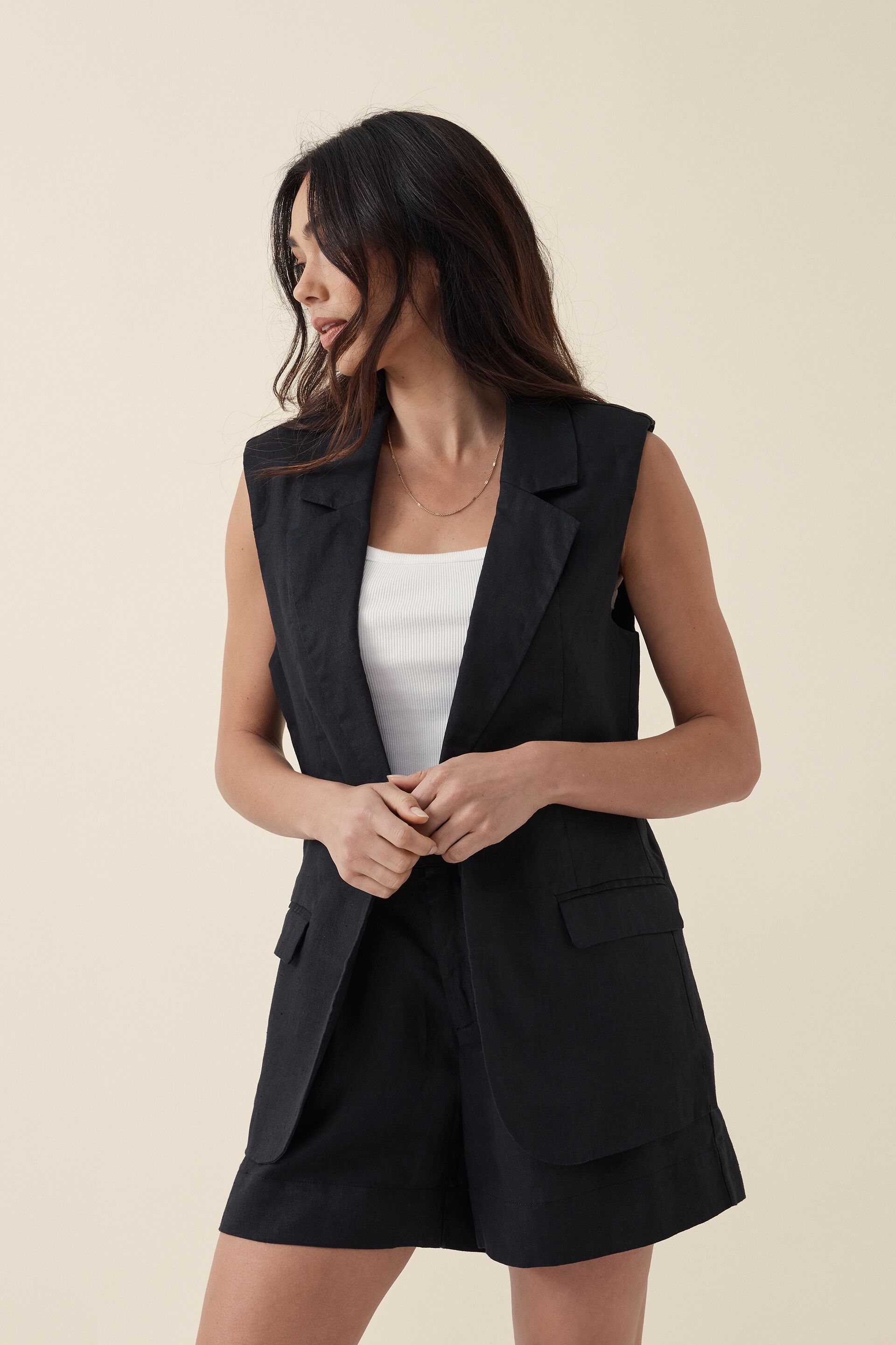 Black sleeveless blazer 2025