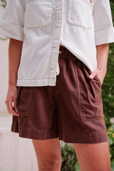 Darcy Relaxed Everyday Short, CHOCOLATE